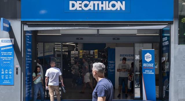A Decathlon teljesen kitiltja áruházaiból a PET palackos termékek árusítását