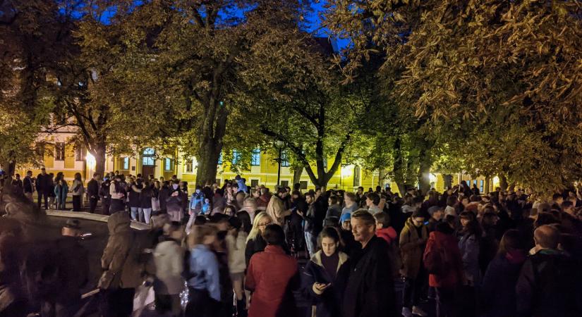 „A diákoknak kell kiállniuk a tanáraikért, mert már ennyire tarthatatlan a helyzet” – több százan tüntettek Pécsen