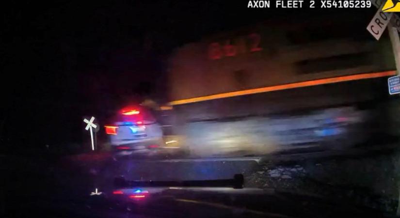 Megbilincselve ült a rendőrautóban egy nő, amikor elgázolta a vonat - videó