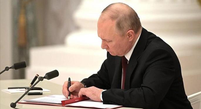 Putyin aláírta a négy ukrajnai régió annektálásáról rendelkező törvényeket