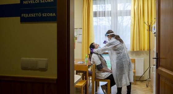 Koronavírus: 13 765 új fertőzött, 73 elhunyt az elmúlt héten