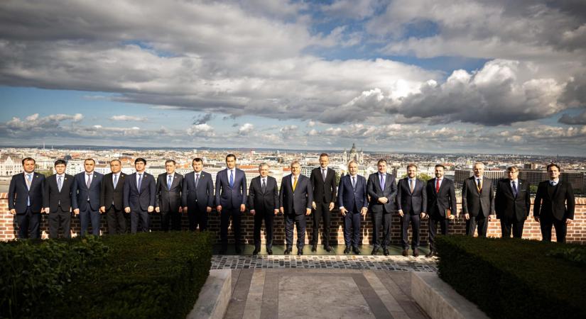Delejező fénykép a magyar-üzbég csúcstalálkozóról