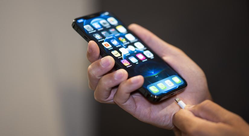 2024-től már csak olyan iPhone-okat lehet árulni, aminek olyan töltője van, mint bármelyik másik mobilnak