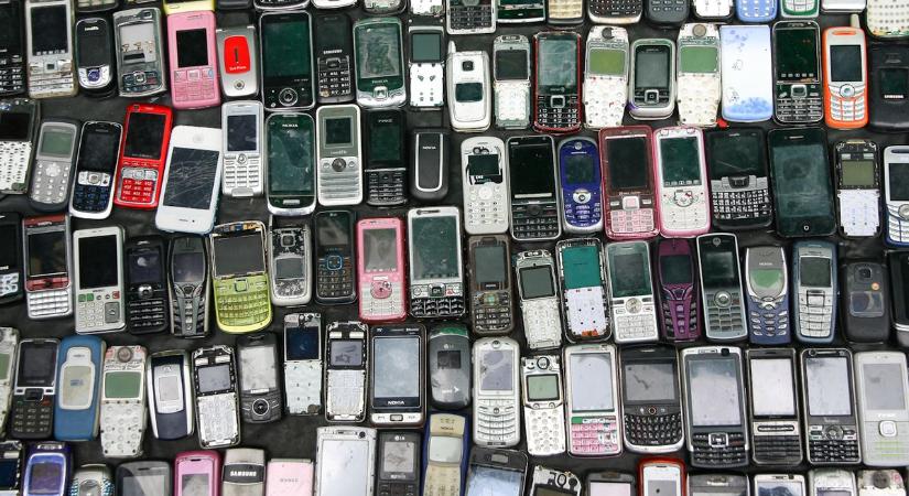 A kormányhivatal munkatársai is összegyűjtik a használt mobilokat
