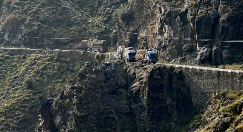 Döbbenetes képeken a Karakoram-hágó veszélyes hegyi útszakaszai