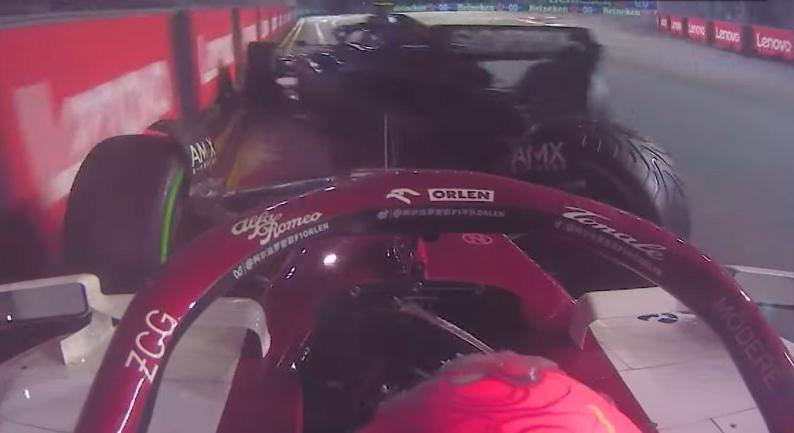 Vettel remek rajtja, Hamiltonék hibái, Zhou és Latifi ütközése – a legjobb szingapúri onboard videók