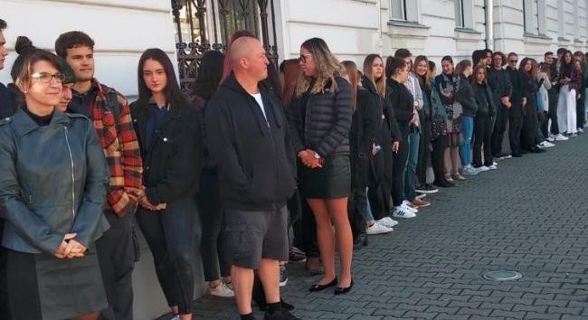 Debrecenben tanárok és diákok együtt demonstráltak