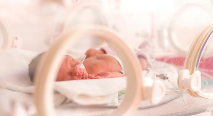 Újszülött a békéscsabai babamentő inkubátorban