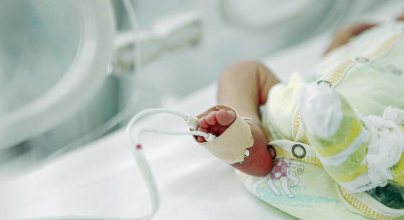Döbbenet: ismeretlen újszülött gyermeket hagytak a vidéki kórház előtt