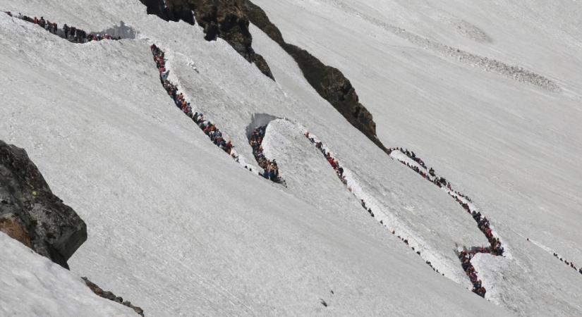 Lavina sodort el egy hegymászócsoportot a Himaláján, legalább tízen meghaltak és többen eltűntek