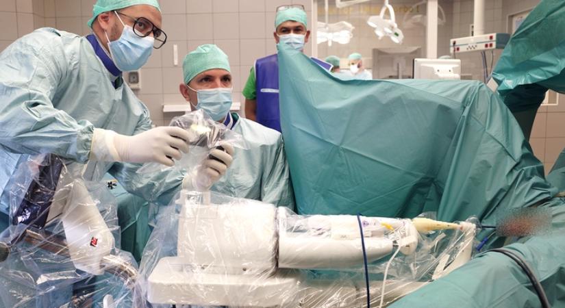 Magyarországon elsőként a debreceni Urológiai Klinikán végeztek robotasszisztált vesekő-eltávolítást