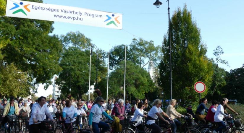 Közös kerékpározásra hív pénteken az EVP a mellrák elleni küzdelem jegyében Vásárhelyen
