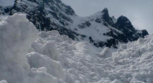 Lavina sodort el egy hegymászócsapatot a Himaláján