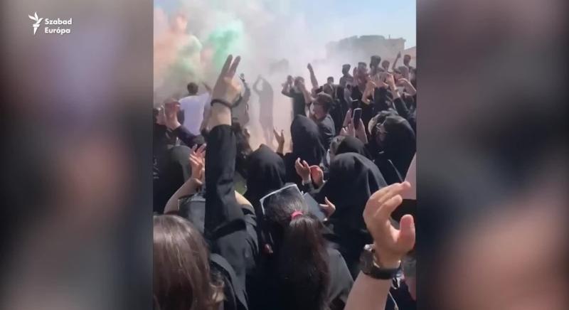 Dühös diáklányok kergették ki az iráni tisztviselőt az iskolából