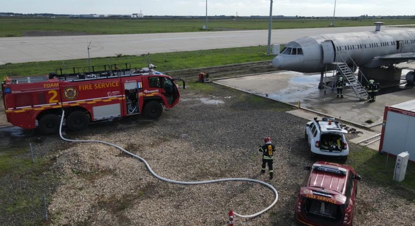 Így zajlik a repülőtéri tűzoltók elméleti és gyakorlati képzése Debrecenben – videóval