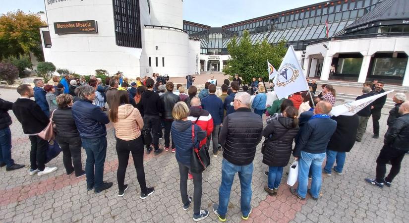 Miskolcon is tiltakoztak a pedagógus szakszervezetek