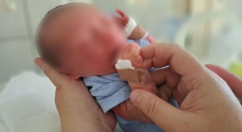 Újszülött kisfiút hagytak a csabai kórház babamentő inkubátorában
