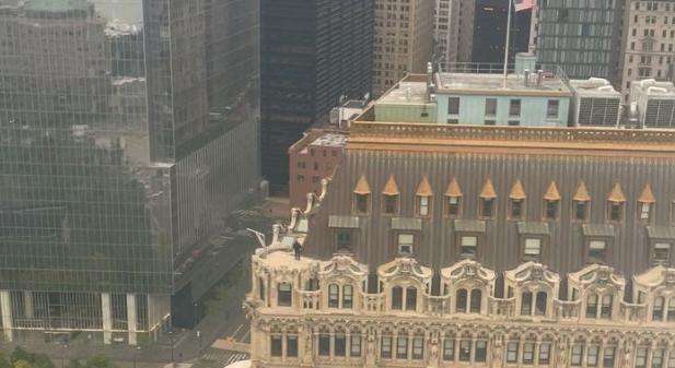 Ijesztő: 23 emeletes New York-i épület tetején rohant át egy rejtélyes, öltönyös férfi - videó