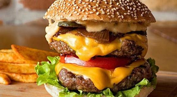 Ingyen adott hamburgert egy étterem a kirúgott tanároknak, ezért feljelentették