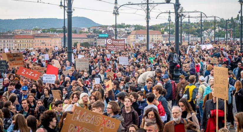 Több ezren tüntetnek Budapesten, megbénult a közlekedés, de az állami hírügynökség egy sort sem ír róla