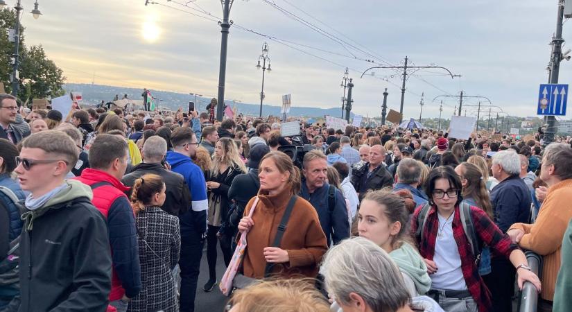Lezárták a tüntetők a Margit hidat