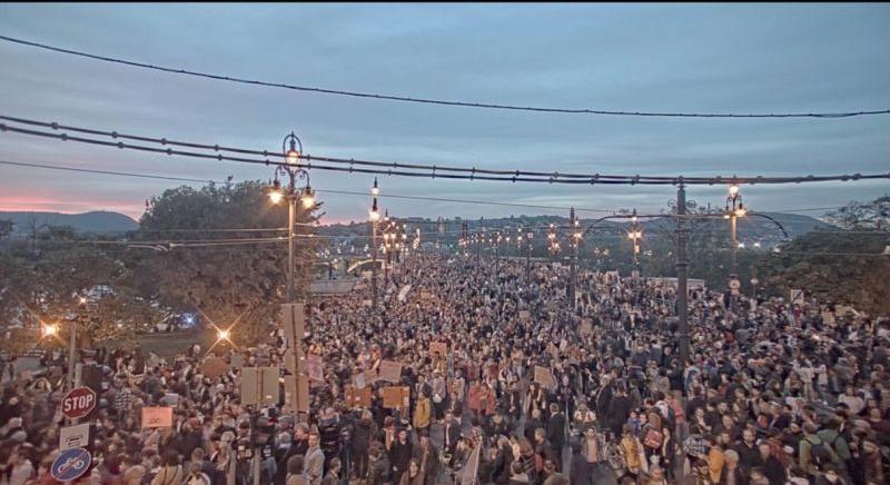 Döbbenetes tüntető tömeg Budapesten: diákok ezreinek van elege a kormányból