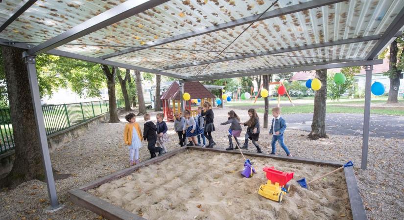 Szülői összefogással kapott új tetőt az óvodai homokozó Zalaegerszegen