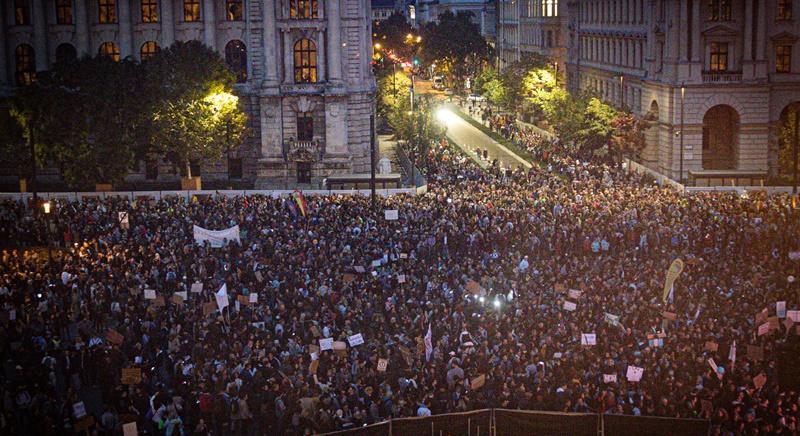 Na, ez nemzeti konzultáció! Cirka 35.000-es tömeg a Kossuth téren! – A fotelből is követhető, de még érdemes elindulni…..