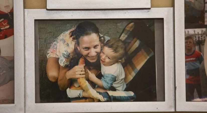 „Soha nem akartam bántani az én kicsi kincsemet” – a nyilvánossághoz fordult Katalin, aki halálra késelte fiát Olaszországban