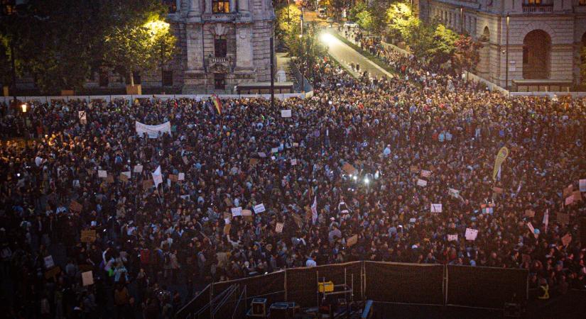 Pilcz Olivér szerint több mint 40 ezren vannak a Kossuth téren, és még mindig jönnek