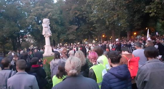 „Marosi Beatrixnek még az unokája is szégyellni fogja magát” – Szegeden is tüntettek az elbocsátott tanárokért