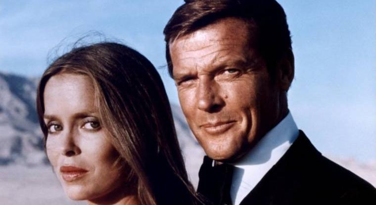 Volt olyan kaszkadőrmutatvány, ami lángba borította a James Bondot alakító Roger Moore-t