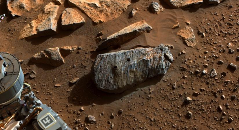 Idegen objektum tapadhatott a NASA robotjára a Marson (videó)
