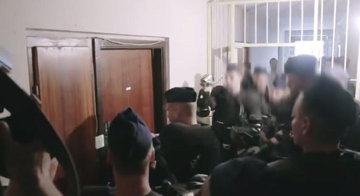 Botrányos: rendőrökkel rakták ki a lakásából Budapesti Sakkszövetség egykori főtitkárát (videó)
