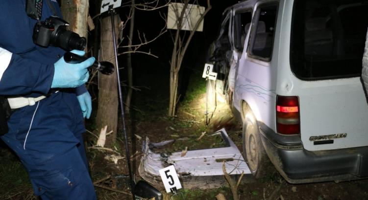 A helyszínen meghalt a fának csapódó autó 15 éves utasa