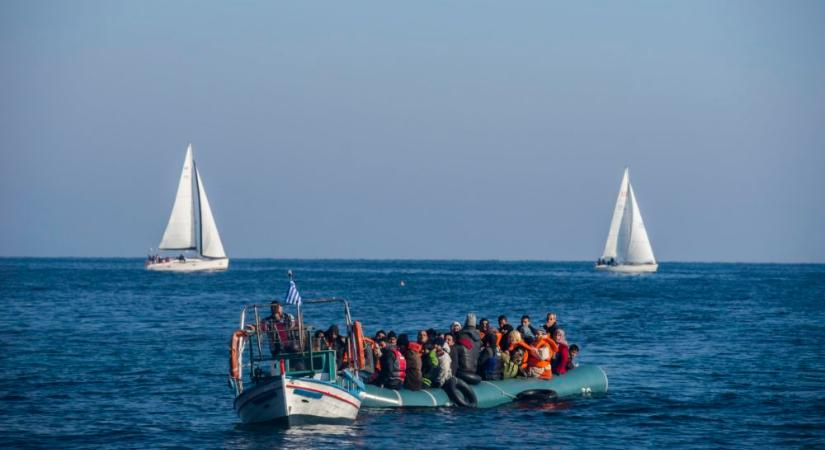 Migránsokat szállító vitorlás süllyedt el egy dél-görögországi szigetnél