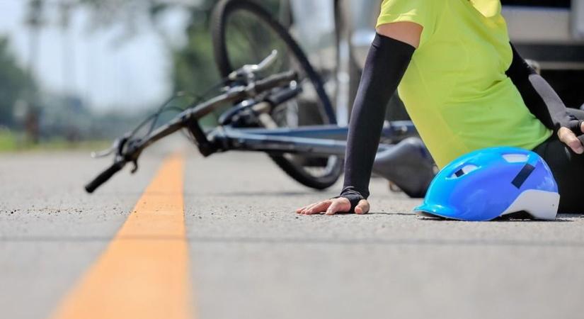Megtörtént, amitől rettegnek a biciklisek: kinyíló ajtónak ütközött egy kerékpáros nő Békéscsabán