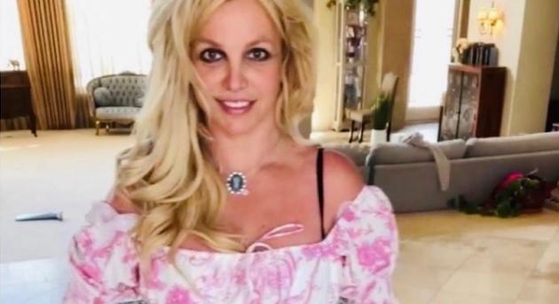 Újabb meztelen fotókon pózolt a tengerparton Britney Spears