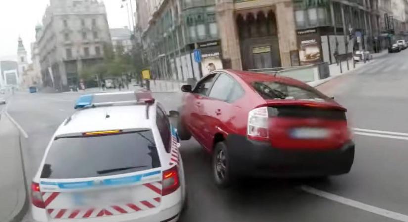 Sokkoló filmet adott ki a rendőrség: így veszik semmibe a közlekedők a szirénázó autókat