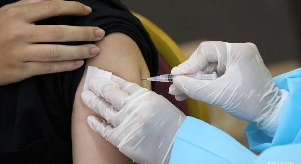 Ukrajna 500 ezer adag vakcinát kapott az Omicron-törzs ellen