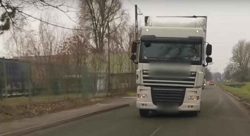 Videón, ahogy életveszélyesen ráhúzza a kormányt egy szembejövő fővárosi autósra a kamionos