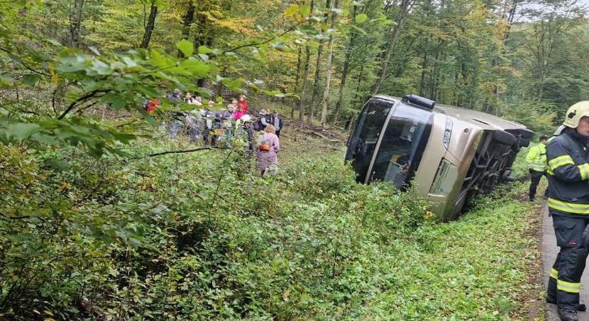 Felborult egy busz a Lévai járásban, legalább öten megsérültek