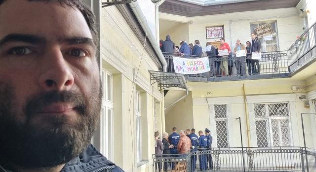 Megpróbált megakadályozni egy kilakoltatást Tordai Bence és Jámbor András, rendőrök rángatták el őket