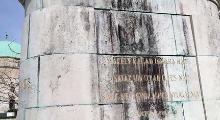 Hétfőn kezdődik a Széchenyi téri Hunyadi-szobor talapzatának tisztítása