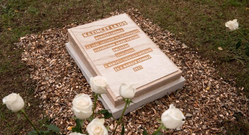 Emlékhelyet kapott a Fiumei úti sírkertben Kazinczy Lajos, a tizenötödik aradi vértanú