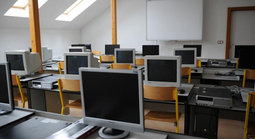 Egy zuglói iskolában már a számítógépeket is csak minimális ideig lehet bekapcsolni az informatikaórán