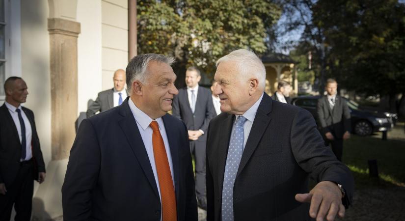 Orbán Viktor Prágában: az elhibázott brüsszeli szankciós politikát újra kell gondolni