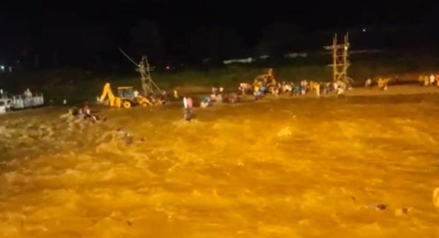 8 embert sodort el az árvíz egy vallási szertartás alatt (videó)