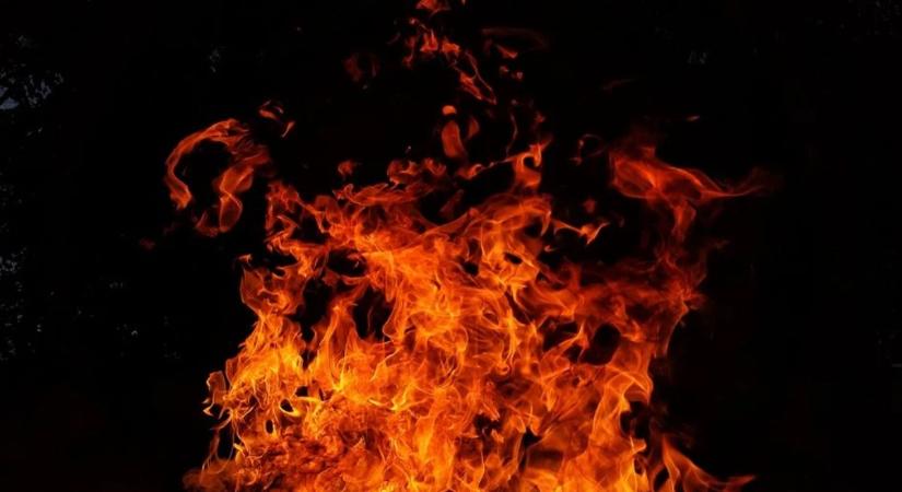 Kigyulladt és teljes terjedelmében égett egy autó Vasváron