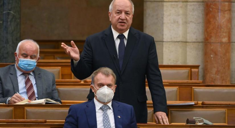 Fidesz: a baloldal se a nyugdíjemelést, se a rezsicsökkentést nem támogatta